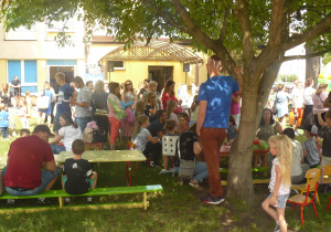 Rodzice i dzieci w trakcie przedszkolnego pikniku